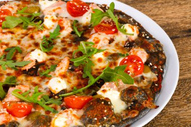 Somonlu pizza ve roka peynirli mozzarella.
