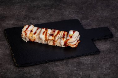 Yılan balığı ile Japon geleneksel rulo