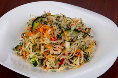 Lahana salatası salata salatalık ile