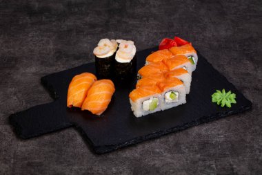 Japon Suşi ile çeşitli madde ayarla