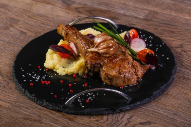 Hizmet patates püresi sebzeli kuzu