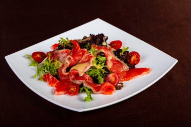 Somon salata sebze ve hardal sosu ile