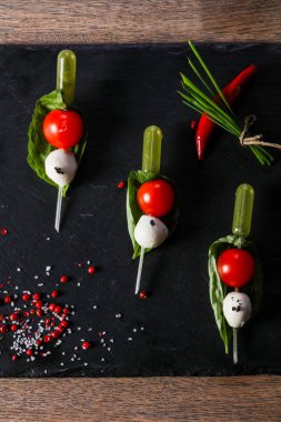 Kanepe caprese zeytinyağı ile 