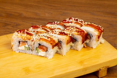 Susam ve peynir ile lezzetli yılan balığı rulo