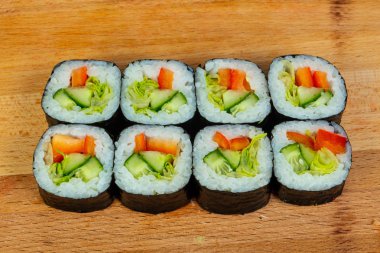 Vejetaryen maki rulo salatalık ile