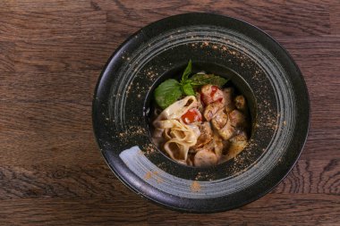 Lezzletli makarna mantar hizmet fesleğen ile