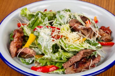 Izgara Dana biftek salata parmesan peyniri ile