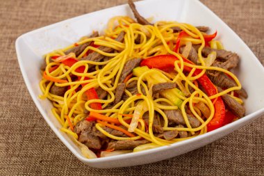 Wook şehriye withbeef, sebze ve baharatlar