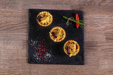 Fırında mantar ve peynir ile kanepe