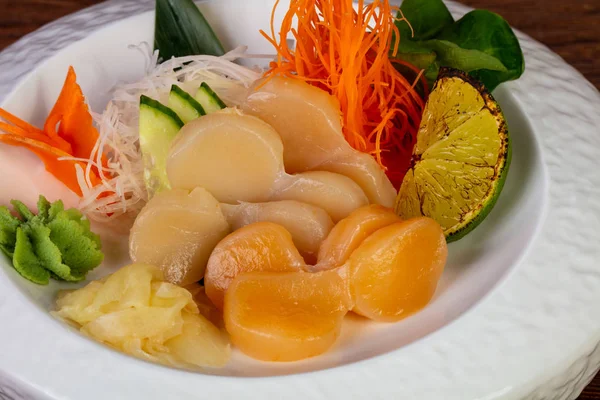 Japanse Sashimi Met Sint Jakobsschelpen Geserveerd Limoen Munt — Stockfoto