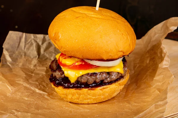 Et ve peynir ile lezzetli ev yapımı Hamburger