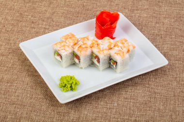 Karides ve somon ile rulo