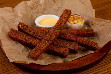 Sarımsak croutons sos ve kekik ile