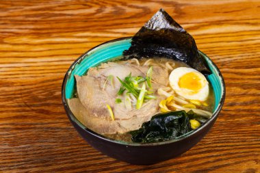 Sığır eti ile miso ramen çorbası
