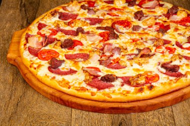 Sosis ve peynir pizza