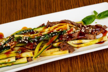 Sığır eti ve salatalık salatası sesam tohum hizmet