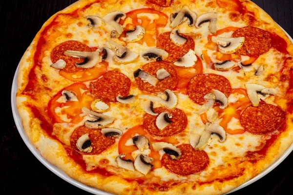 Deliciosa Pizza Pepperoni Com Cogumelos — Fotografia de Stock