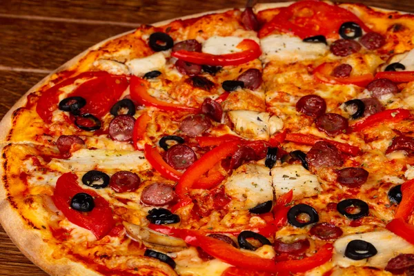 Пицца Сосисками Оливками — стоковое фото