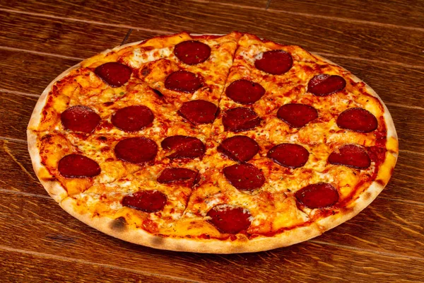 Pizza Italiana Pepperoni Sobre Backgorund Madera —  Fotos de Stock