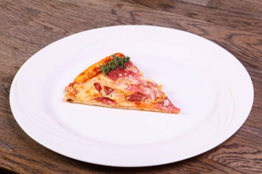 Pizza jambon peynir ve sosis 