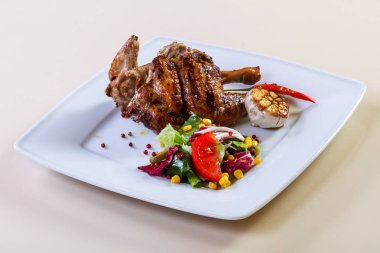 Tavuk budu ve salata karışımı.