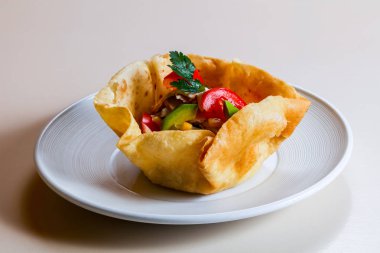 Tavuk ve avokado salatası.