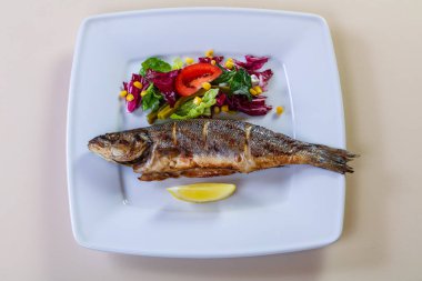 Salata ve limon karışımı ile ızgara levrek