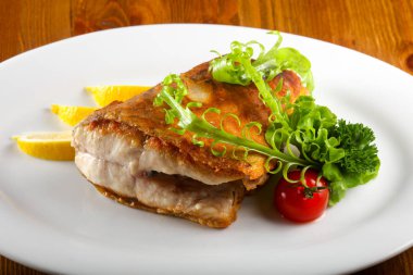 Limon ve otlar pişmiş somon servis