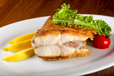 Limon ve otlar pişmiş somon servis