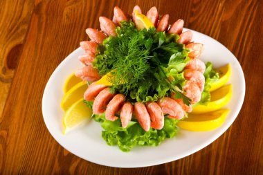 Karides kokteyl limon ve otlar ile