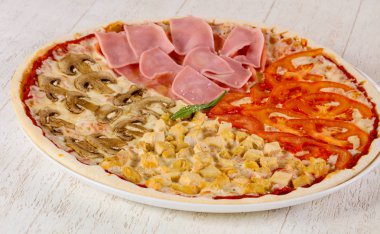 Jambon ve mantarlı pizza karışımı.