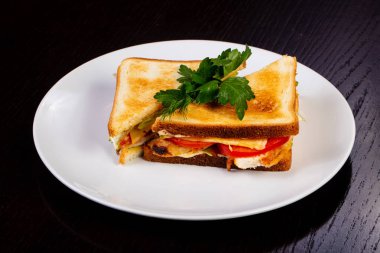 Tavuk ile lezzetli Sezar sandviç