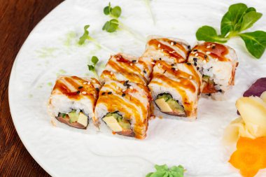 Yılan balığı ve karides ile Japon rulo