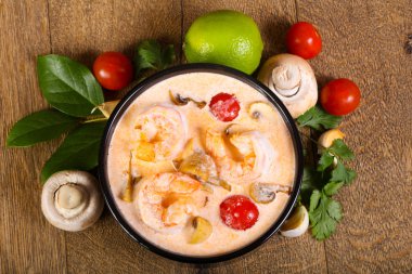 Karidesli geleneksel Tom Yam çorbası.