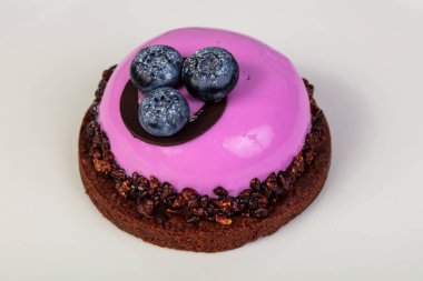 Böğürtlenli ve kremalı kek