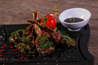 Soslu kuzu kaburga kavrulmuş