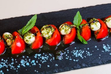 Mavi tuz ile Caprese salatası