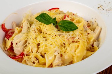 Fesleğen yaprakları tagliatelle makarna Tavuk ile hizmet