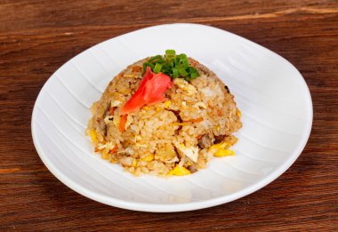 Fry pilav tavuk ve sebze ile karıştırın