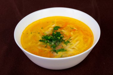 Tavuk çorbası erişte ve maydanoz ile