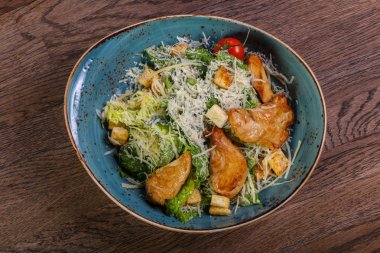 Tavuk ve parmesan peynirli sezar salatası.