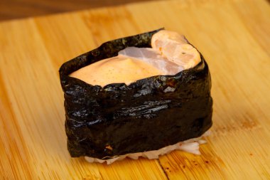 Lezzetli baharatlı somon suşi roll