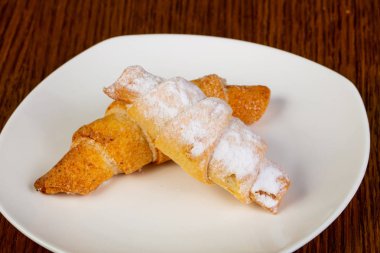 Shugar tozu ile iki ay çöreği