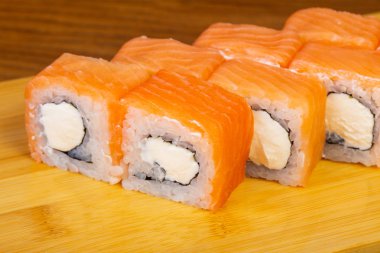 Philadelphia lezzetli kümesi wih krem peynir rulo.