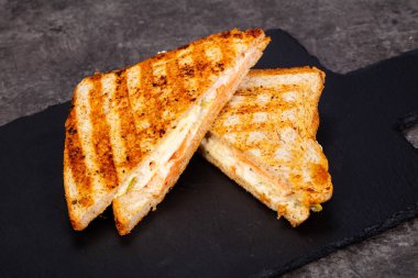 Somon ve peynirli sandviç.