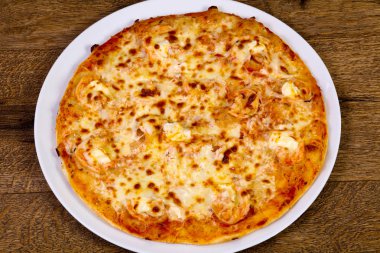 Karides ve yumuşak peynir pizza