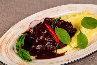 Patates ezdim ve soslu biftek