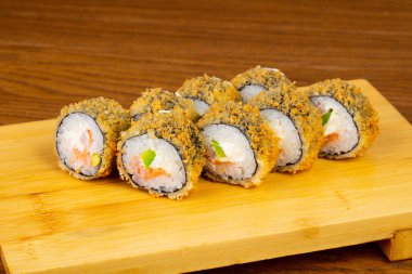 Lezzetli kızarmış tempura karides ile rulo