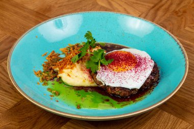 Yumurta ve patates ezdim kızarmış biftek