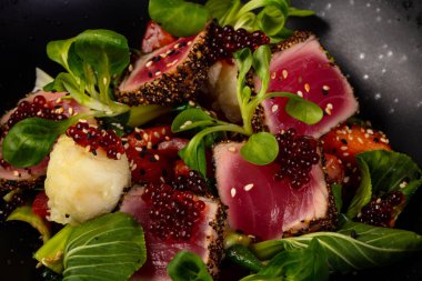 Havyar ile ızgara ton balıklı salata